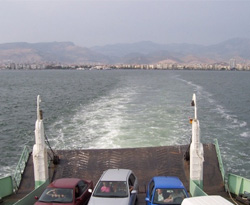 Tanker, arabalı vapura çarptı