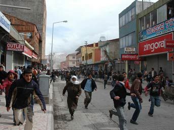 Hakkari'deki patlamada 3 polis yaralandı
