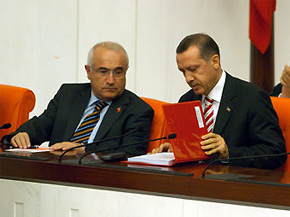 Kamer Genç, başbakan koltuğunda