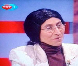 TRT'de başörtü üstü peruk dönemi