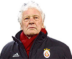 Feldkamp çiçeklerle uğurlandı