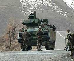 Askeri araç geçişi sırasında mayın patlatıldı