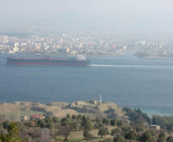 Çanakkale'de gemi karaya oturdu