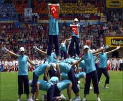 Sıcağa dayanamayan öğrenciler bayıldı