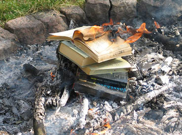 Yahudi öğrenciler incilleri yaktı