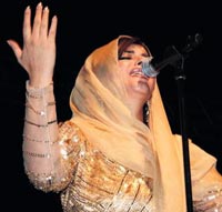 Başörtü taktı, ilahi okudu