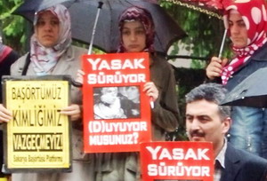 Servis otobüsünde başörtülü avı! / Video