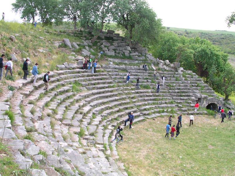 Sanatçılar Kastabala'da çimento fabrikasına karşı