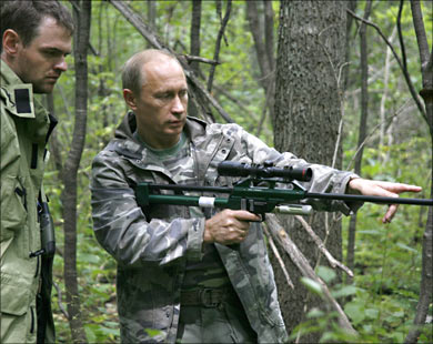 Vladimir Putin yavru kaplan yakaladı