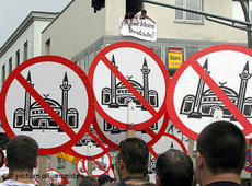 Aşırı sağcıların cami korkuları