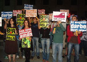 Genç Siviller darbeyi protesto etti