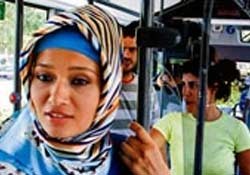 Nurgül Yeşilçay başörtüsü taktı