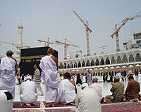 Kabe, vinçlerin gölgesinde kaldı