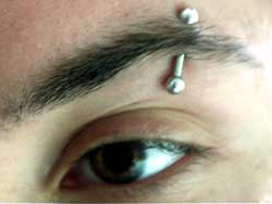 İsrail'li asker 'piercing' nedeniyle öldü