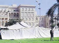 Kaddafi'nin çadırı İngiltere'yi gerdi