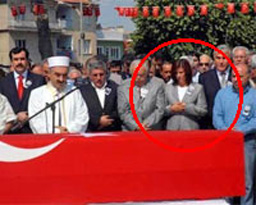 CHP'li kadın vekilden cenazede namaz şov