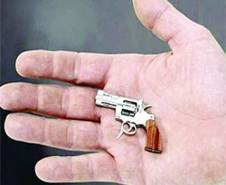 Ebeveynler dikkat! Silah oyuncak değil