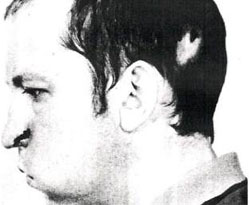 Kafasını parçacık hızlandırıcısına sokan adam