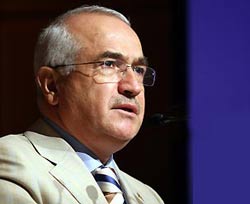Cemil Çiçek açıklama yapıyor