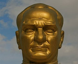 Atatürk büstüne saldırı
