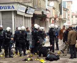 PKK yandaşları Adana'yı karıştırdı