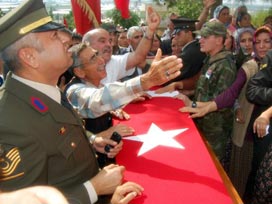Şehit oğlunun askerliğine talip oldu