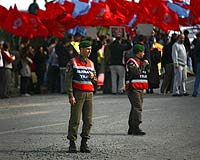 Ergenekoncular ve karşıtları kapıştı