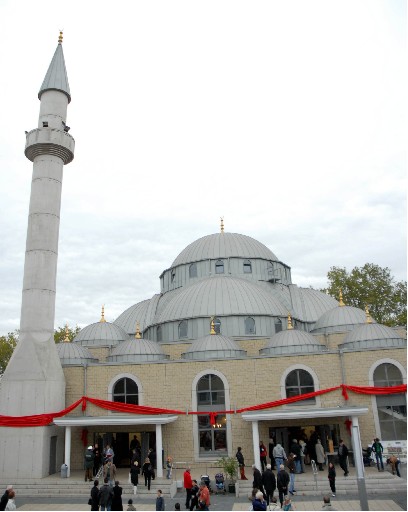 Almanya'nın en büyük camisi açıldı 