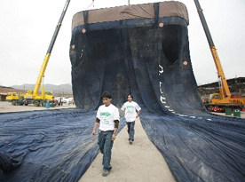 7.5 ton ağırlığında kot pantolonu dikti