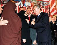 CHP, başörtülülere takılan rozeti tartışıyor