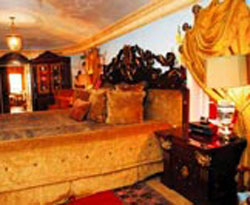 Versace'nin evine 'bayağı' eleştirisi 