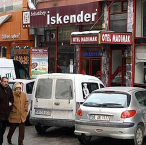 Madımak kebapçısı boşaltlıyor