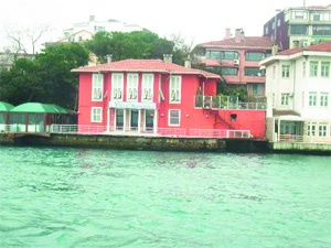 Hangi şair nerede oturuyordu?