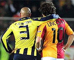 Carlos ve Lincoln kavgayı izledi