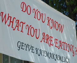 Türkçe yerine İngilizce afiş! 