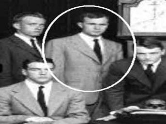 Kuru kafa ve Kemikler Tarikatı üyesi Bush ailesidir...