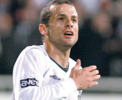 Siyah-beyazlıların en golcüsü Bobo