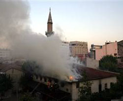 Tarihi cami yangında kül oldu!