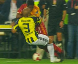 Keita yumruğu attı, kırmızıyı gördü 