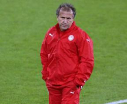 Olympiakos Zico'yu kovdu