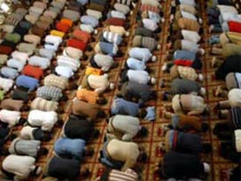 Namaz kılmayan kâfir değildir ama...