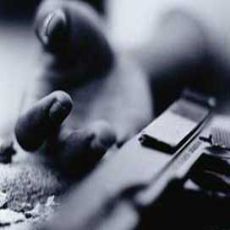 Eşiyle tartıştı, kendini balkona astı