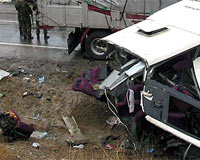 Otobüs kamyona arkadan çarptı