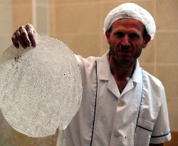 Soyadı da işi de GÜLLAÇ