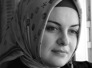 Sanat diye, gülü incitip yapraklarını yoluyorlar!