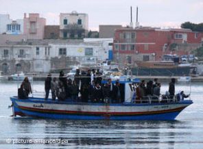 Tunuslu gençler teknelerle AB'ye akın ediyor