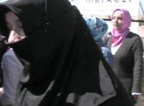 Ailesi çarşaflı diye otele alınmadı