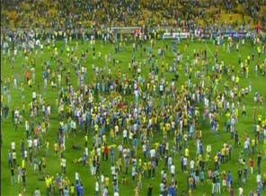 Fenerbahçe taraftarları sahaya indi, maç bitti