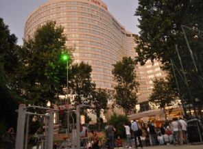 Lüks otel önünde yer sofrası