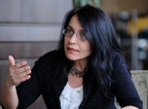Ayşe Hür Kur'an hakkındaki yazısında ısrarcı Ayşe Hür Kur'an hakkındaki yazısında ısrarcı